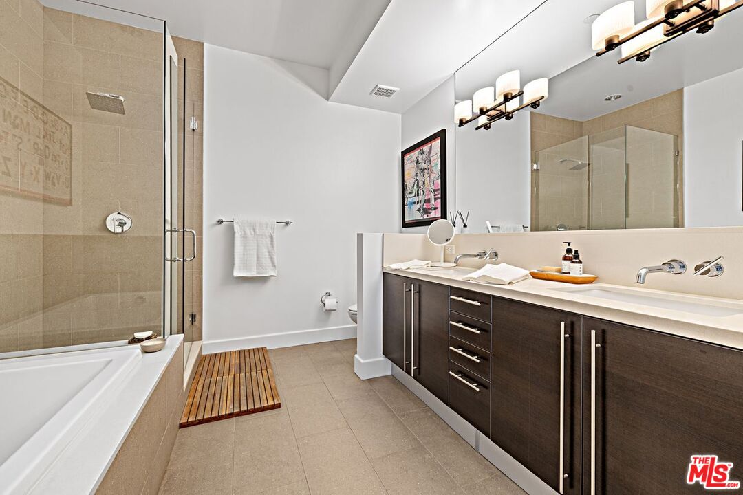 1250 N Harper Ave Unit: 416