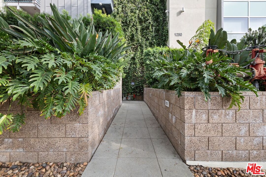 1250 N Harper Ave Unit: 416