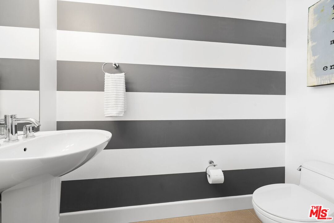 1250 N Harper Ave Unit: 416