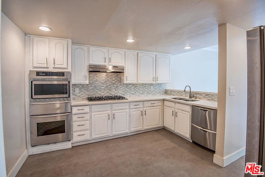 458 N OAKHURST DR Unit: 201