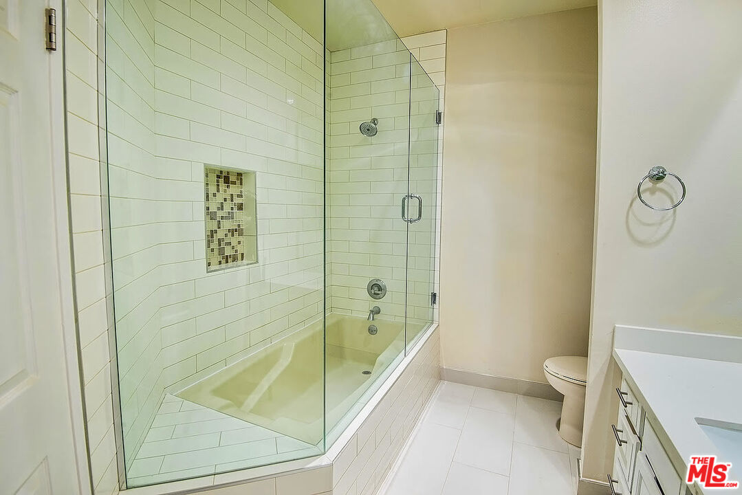 458 N OAKHURST DR Unit: 201