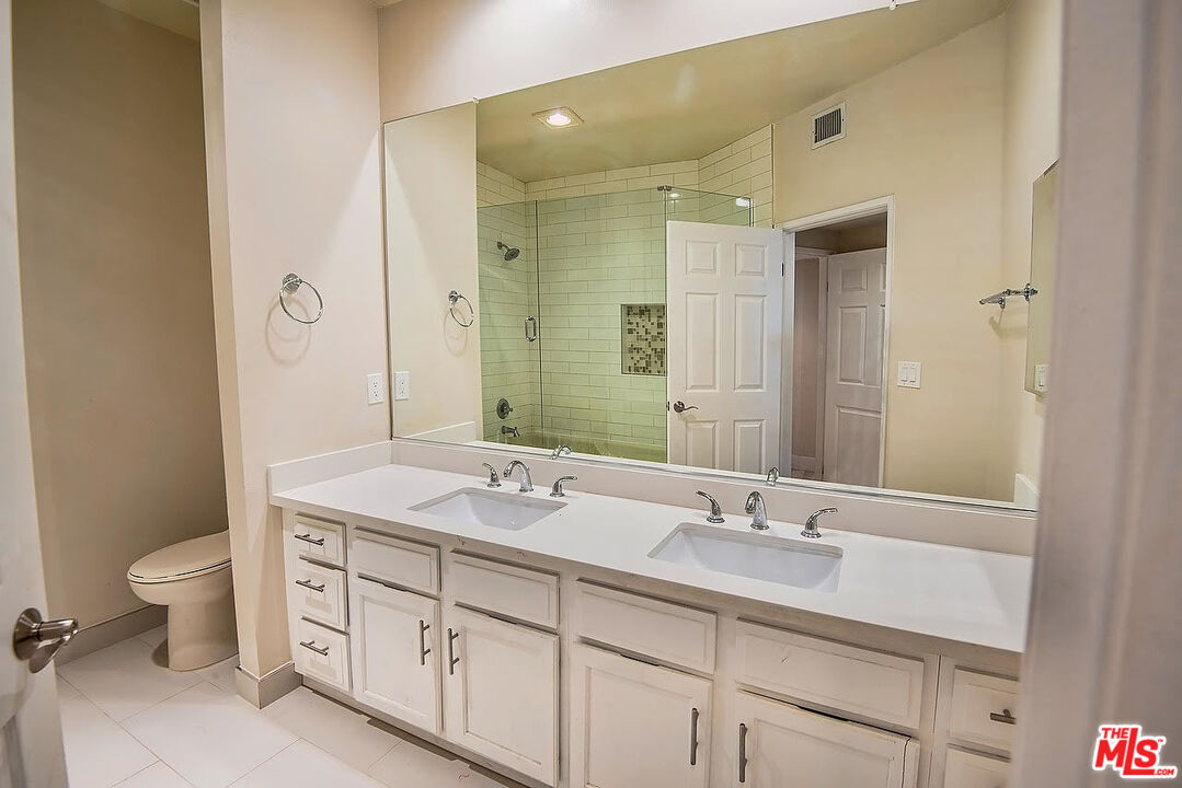 458 N OAKHURST DR Unit: 201