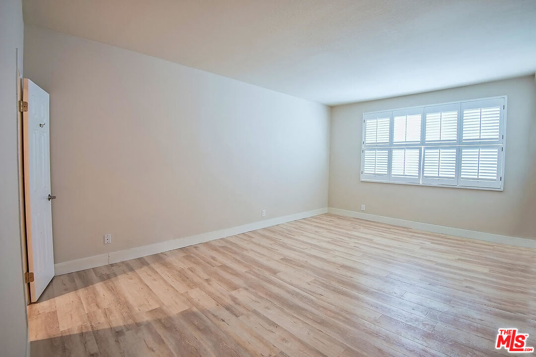 458 N OAKHURST DR Unit: 201