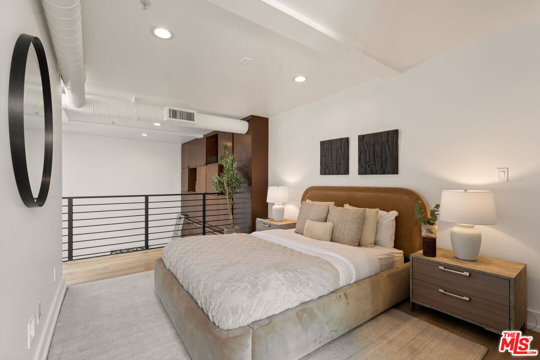 1037 N Laurel Ave Unit: 14