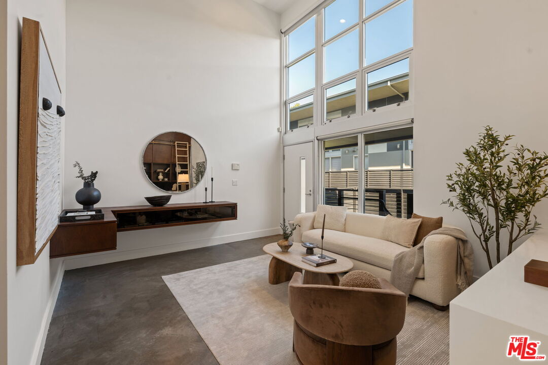 1037 N Laurel Ave Unit: 14