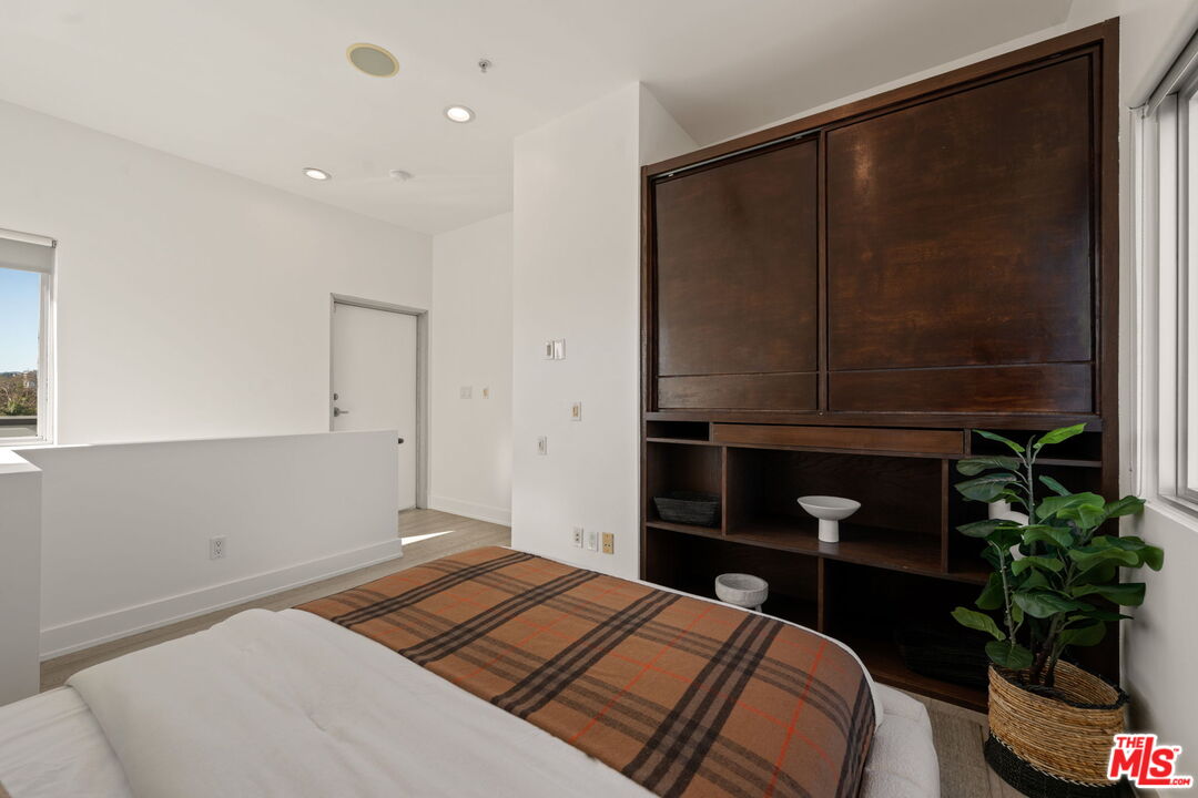 1037 N Laurel Ave Unit: 14