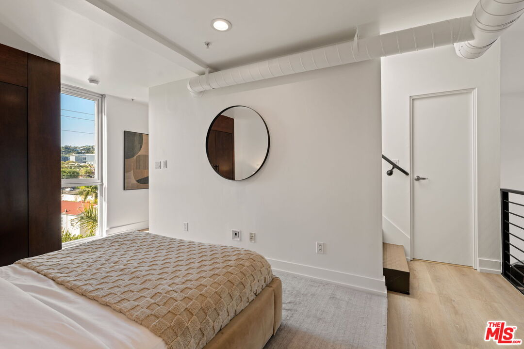 1037 N Laurel Ave Unit: 14