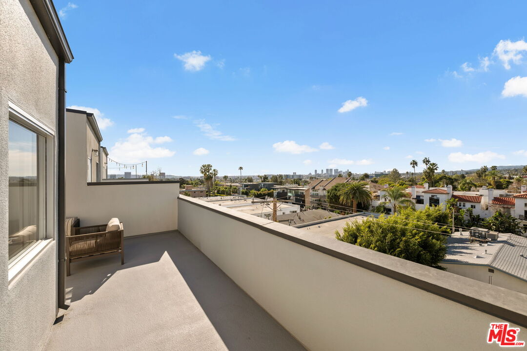 1037 N Laurel Ave Unit: 14