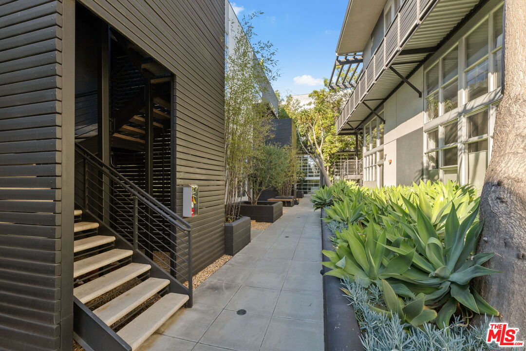 1037 N Laurel Ave Unit: 14