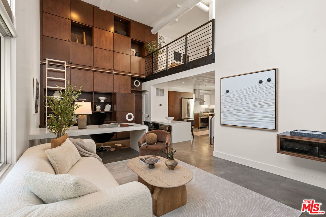 1037 N Laurel Ave Unit: 14