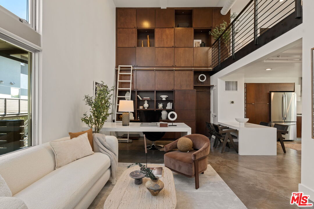 1037 N Laurel Ave Unit: 14