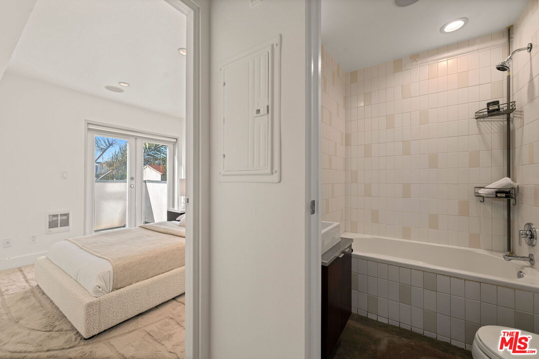 1037 N Laurel Ave Unit: 14