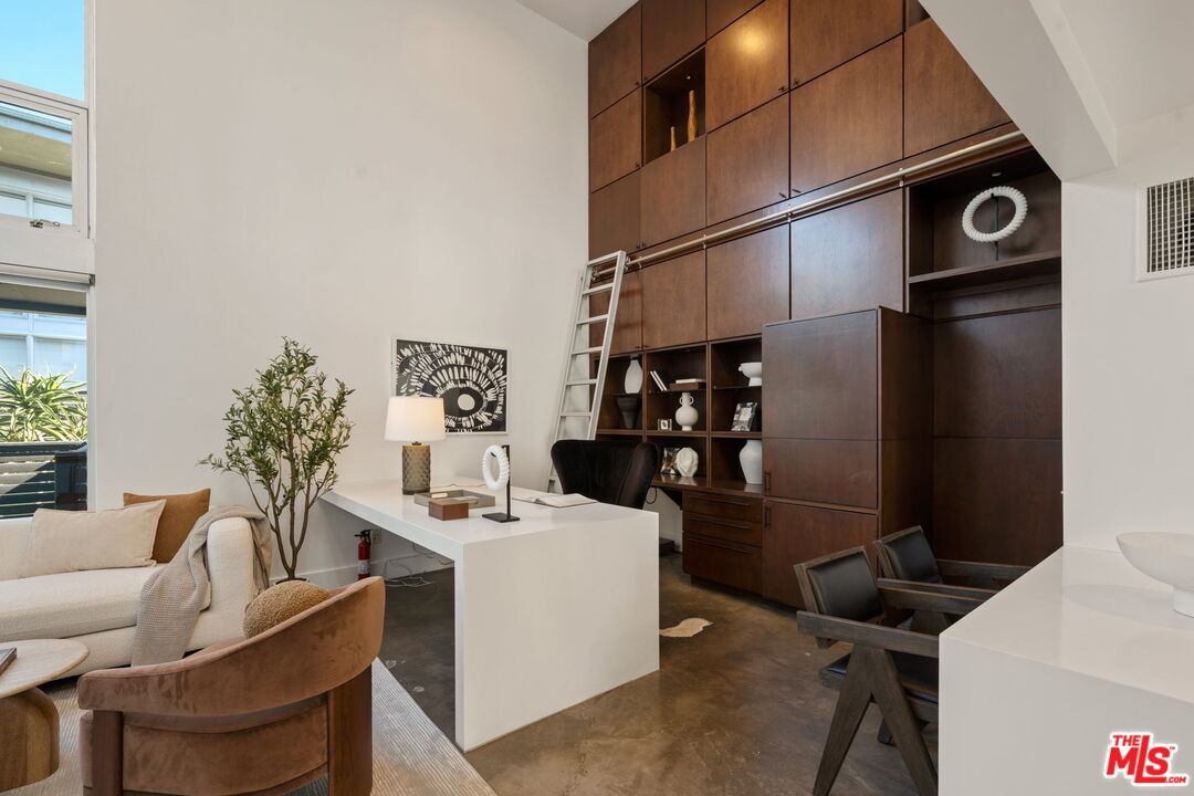 1037 N Laurel Ave Unit: 14