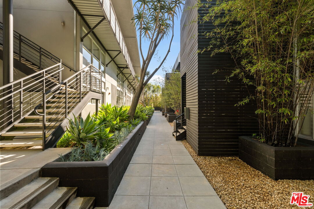 1037 N Laurel Ave Unit: 14