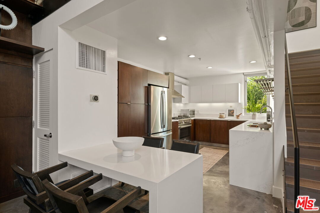 1037 N Laurel Ave Unit: 14