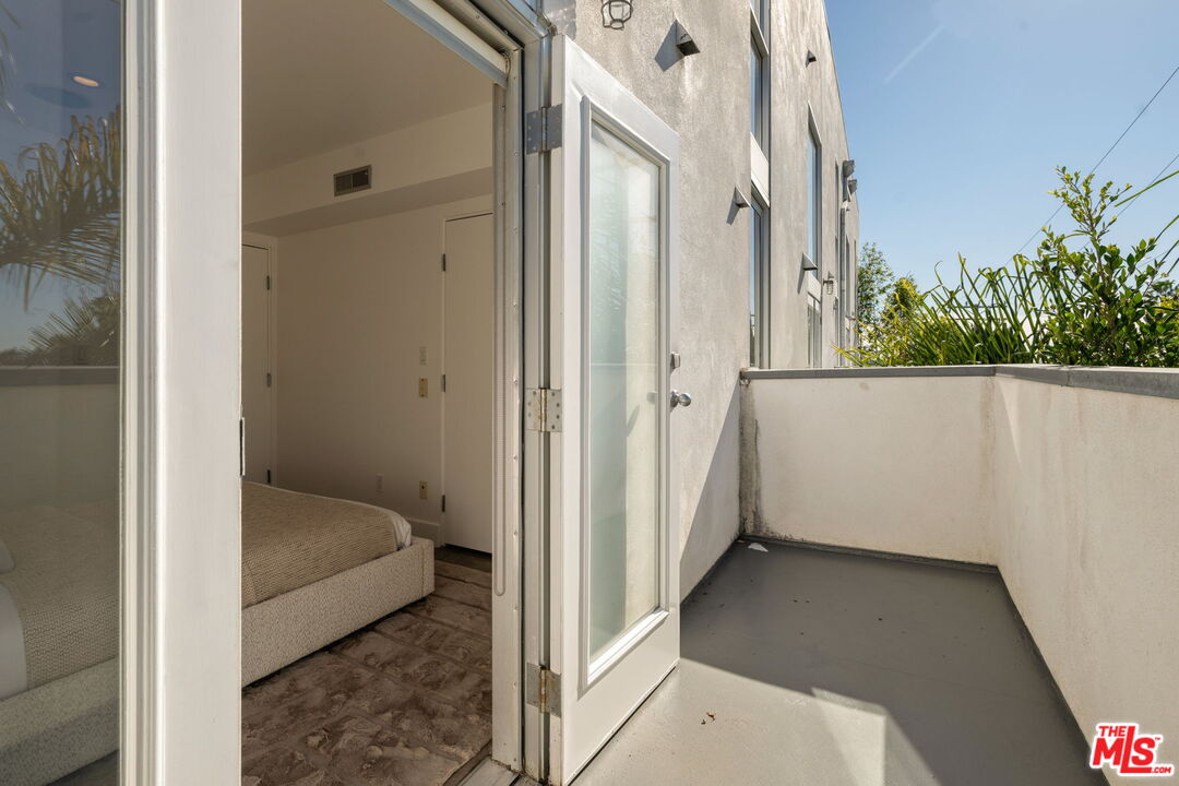 1037 N Laurel Ave Unit: 14