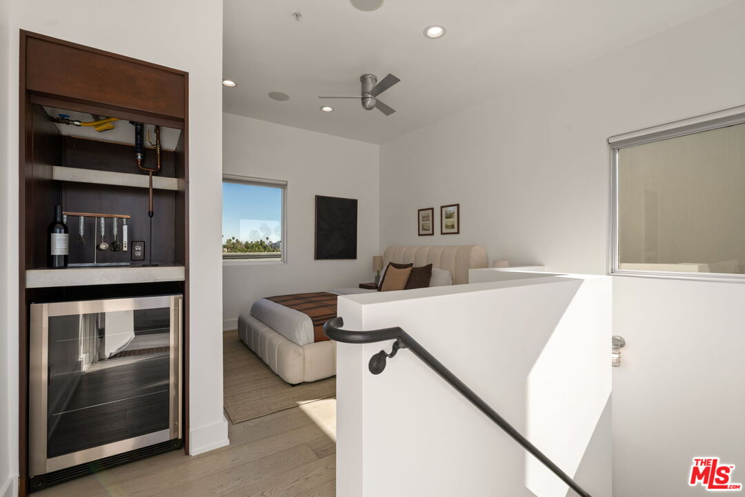 1037 N Laurel Ave Unit: 14