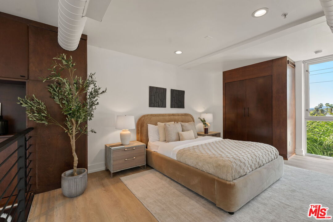 1037 N Laurel Ave Unit: 14