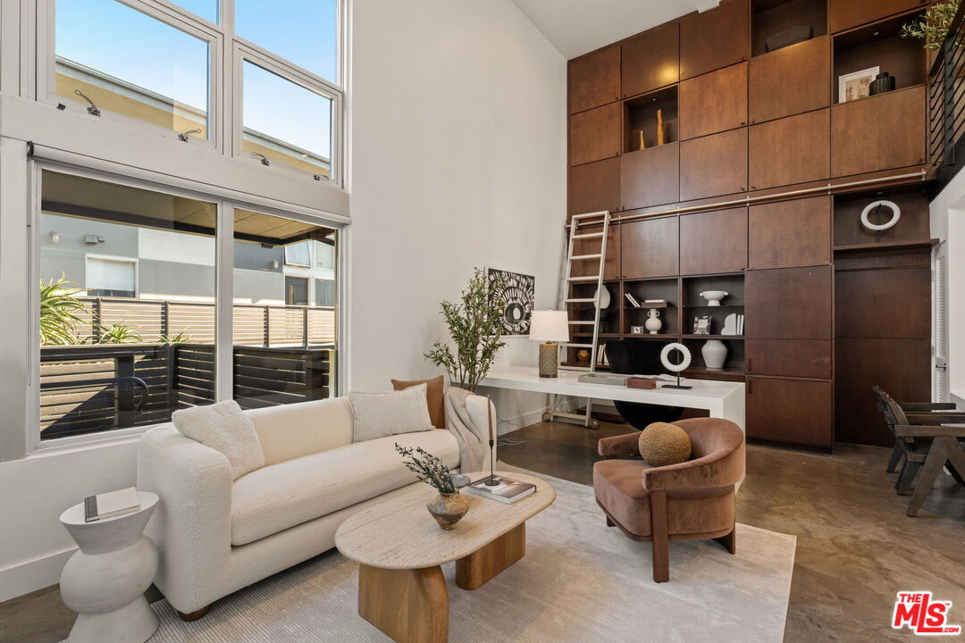 1037 N Laurel Ave Unit: 14