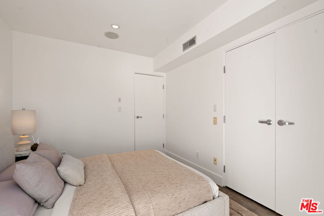 1037 N Laurel Ave Unit: 14