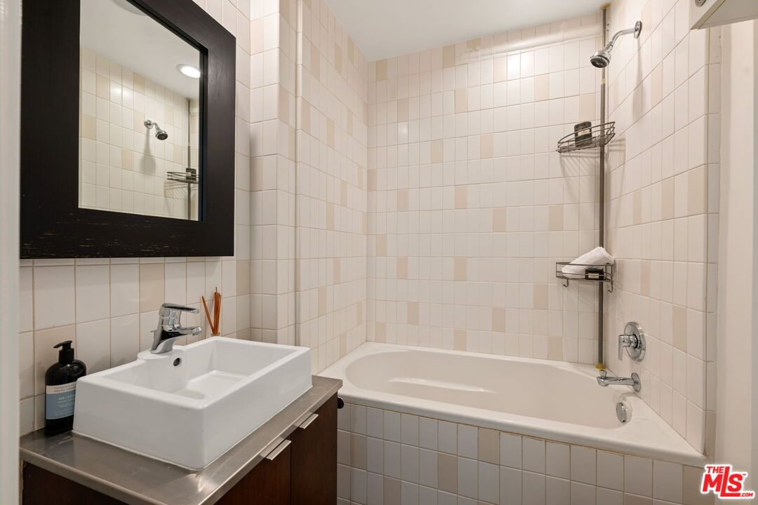 1037 N Laurel Ave Unit: 14