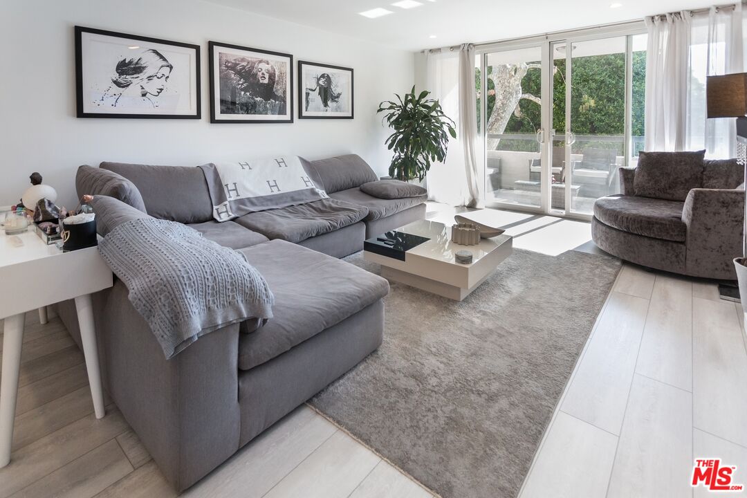 8535 W West Knoll Dr Unit: 212