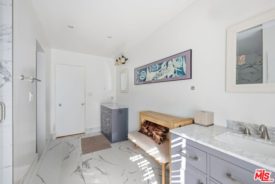 18202 Lake Encino Dr