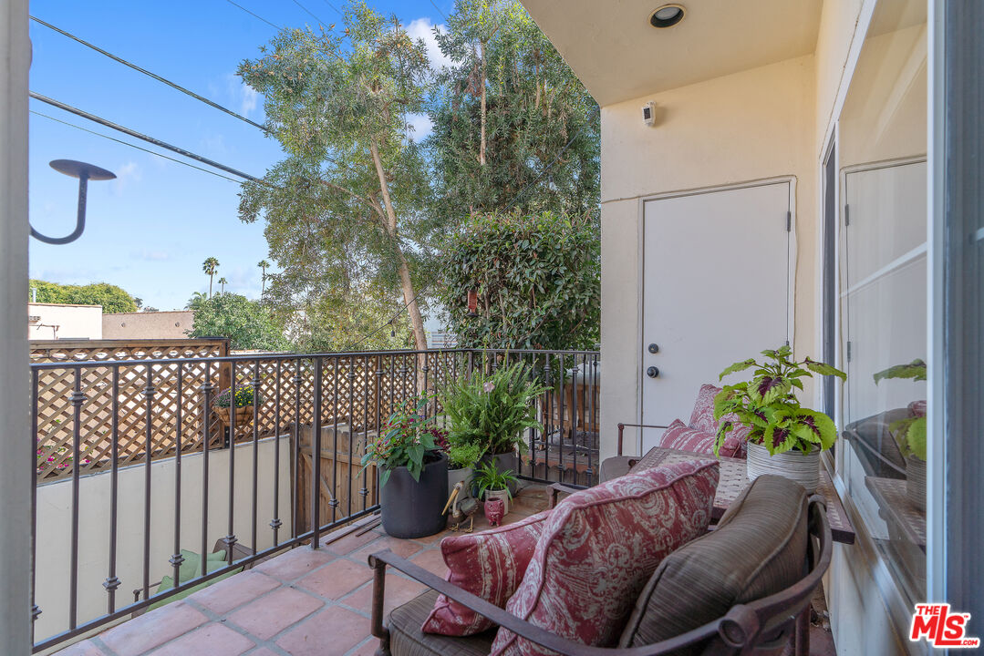 640 N Sweetzer Ave Unit: 10