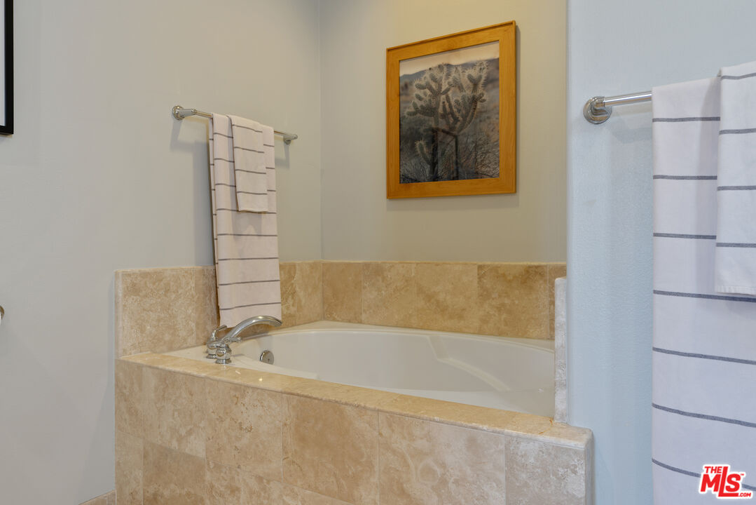 640 N Sweetzer Ave Unit: 10