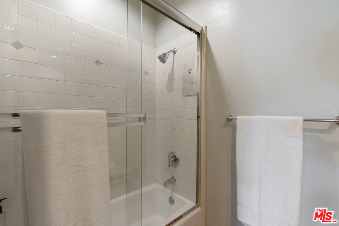 640 N Sweetzer Ave Unit: 10