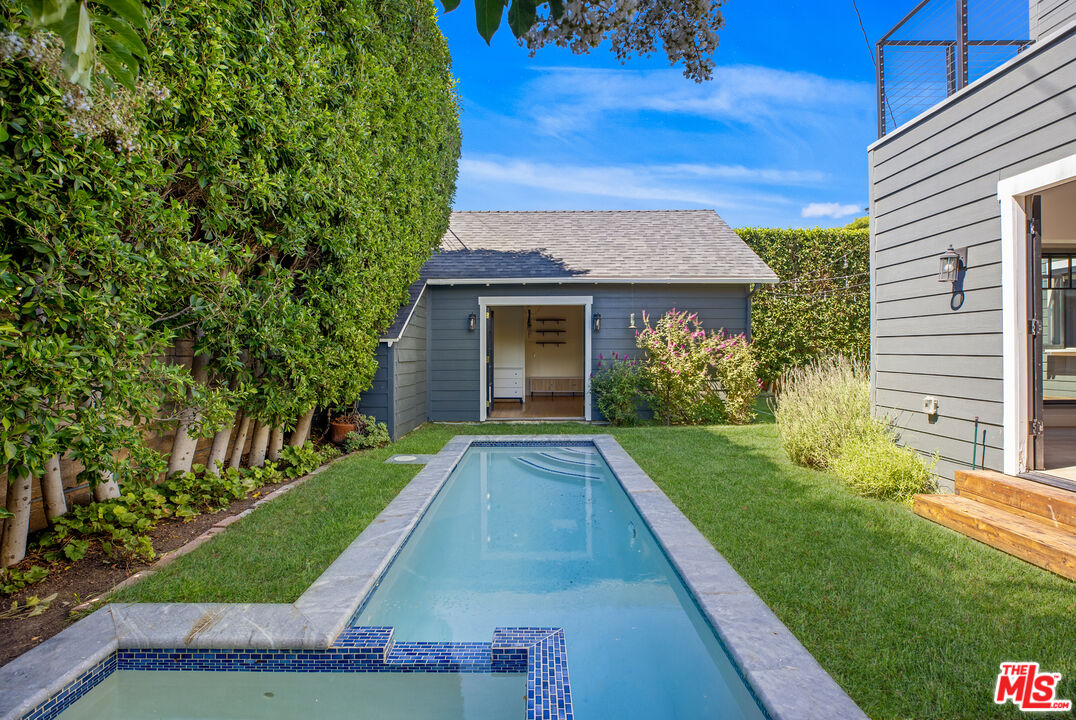 1203 N Poinsettia Pl