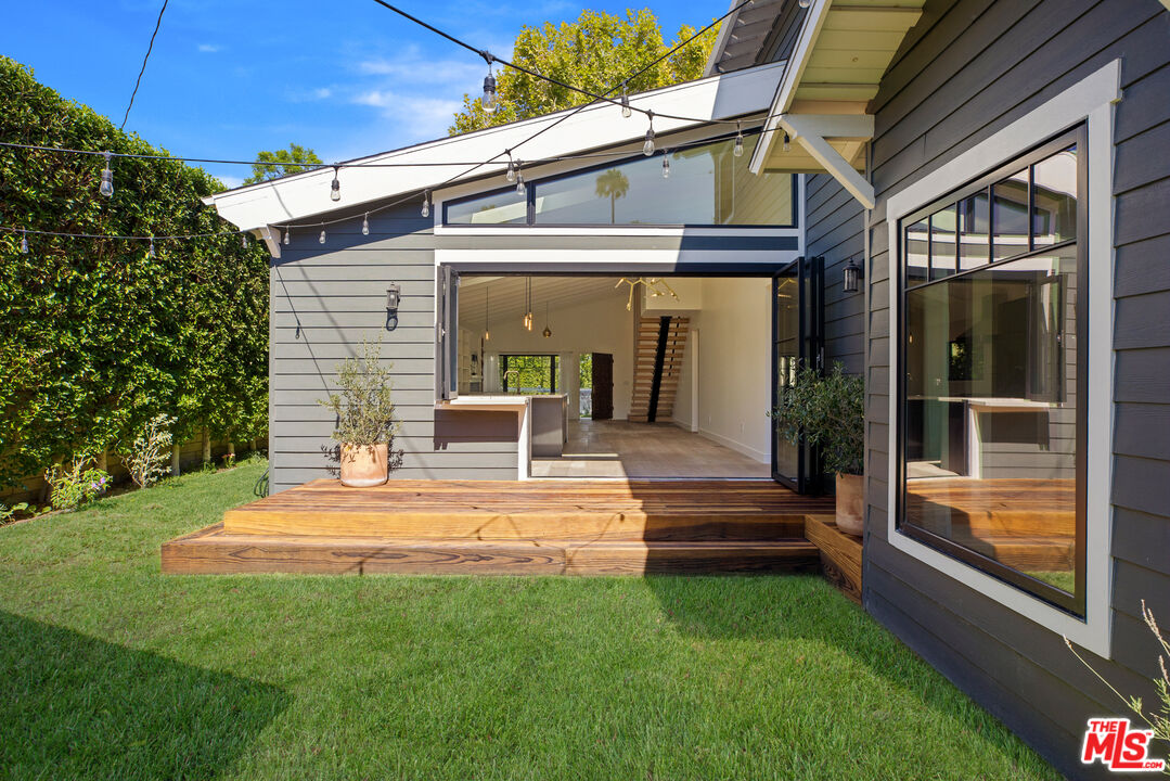 1203 N Poinsettia Pl