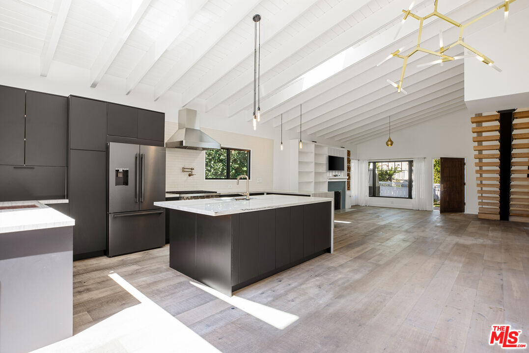 1203 N Poinsettia Pl