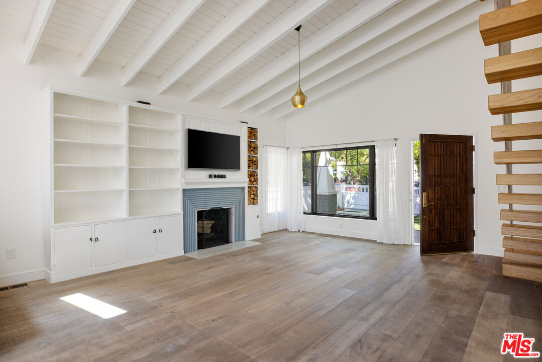 1203 N Poinsettia Pl