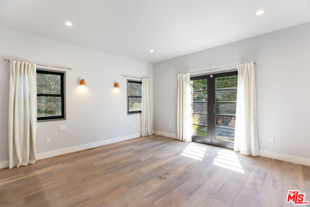 1203 N Poinsettia Pl