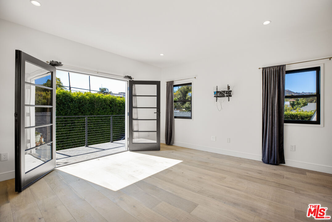 1203 N Poinsettia Pl