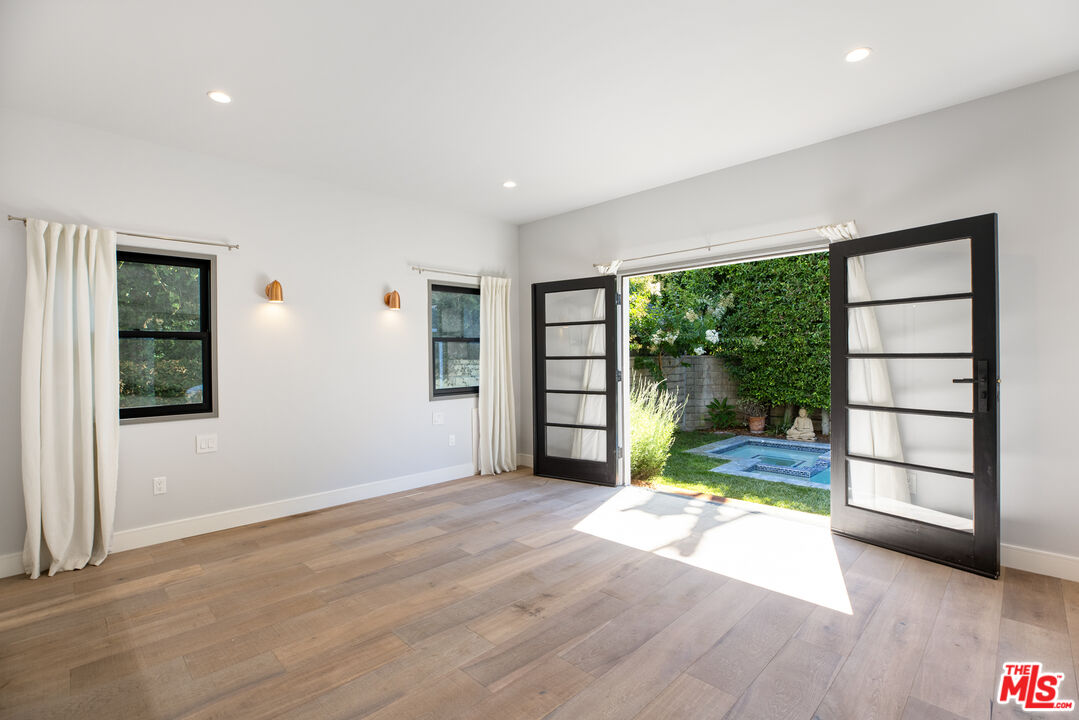 1203 N Poinsettia Pl