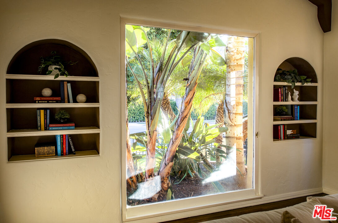 6427 Lindenhurst Ave