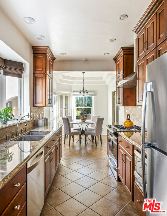 6427 Lindenhurst Ave