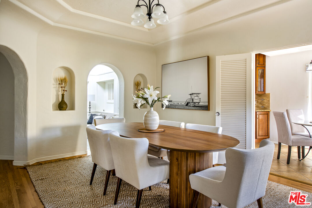 6427 Lindenhurst Ave