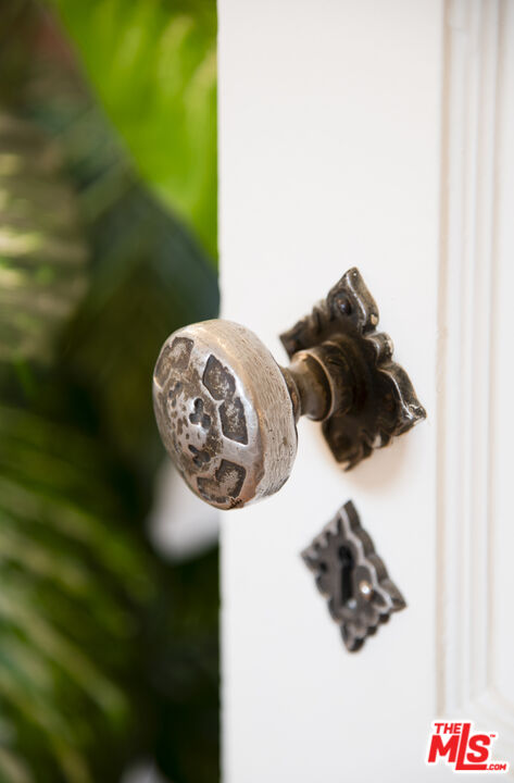 6427 Lindenhurst Ave