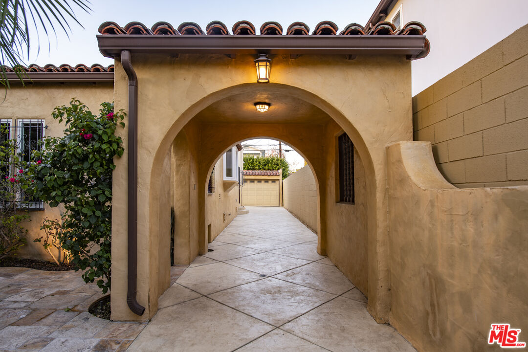 6427 Lindenhurst Ave