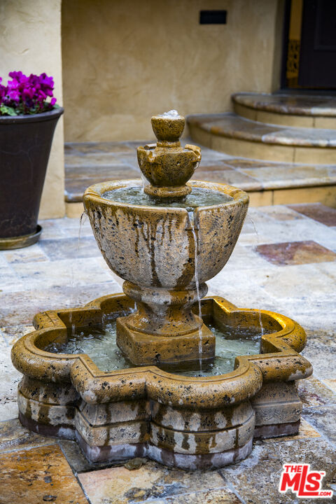 6427 Lindenhurst Ave