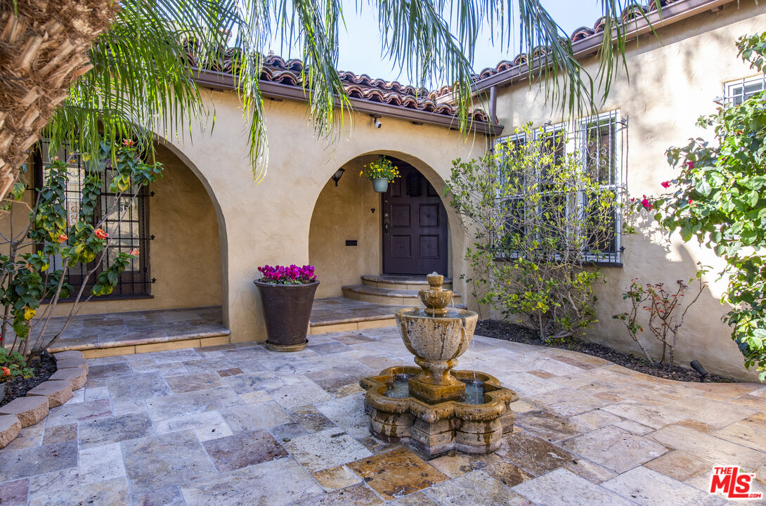 6427 Lindenhurst Ave