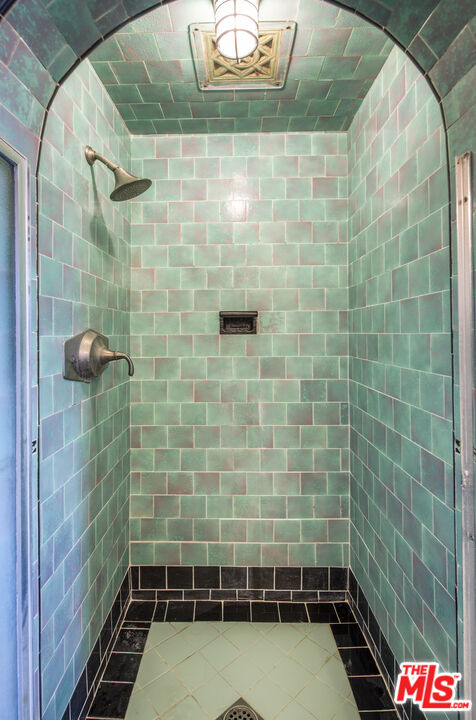 6427 Lindenhurst Ave