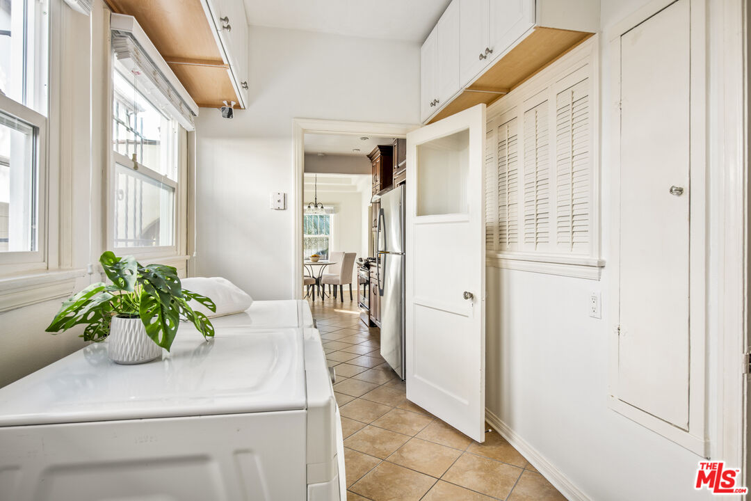 6427 Lindenhurst Ave