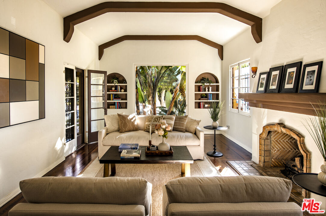 6427 Lindenhurst Ave