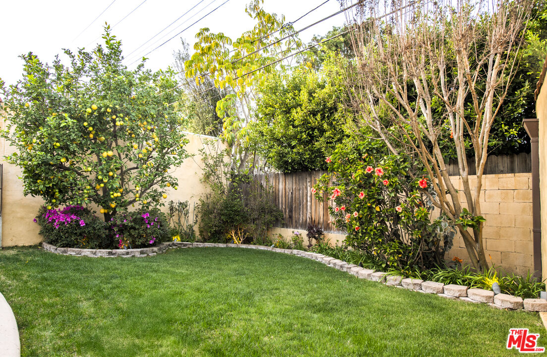 6427 Lindenhurst Ave