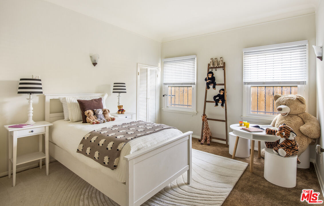 6427 Lindenhurst Ave