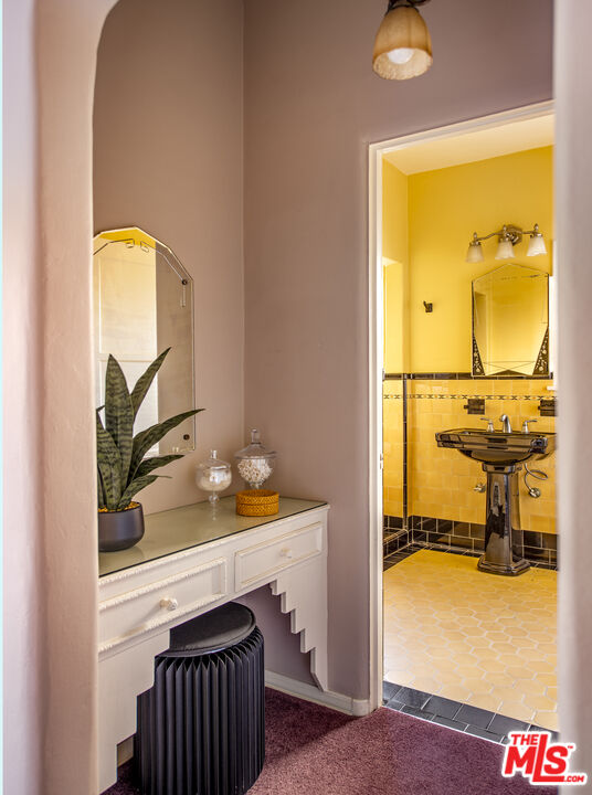 6427 Lindenhurst Ave